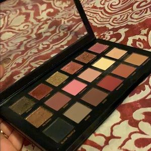 Huda beauty eye shadow palette